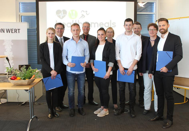 Gesunde Mahlzeiten. Das Siegerteam „healthy meals“ (von links im Vordergrund) Veronika Gild, Robin Mundhenk, Klarissa Brückner, Martin Reuter, Michael Dyballa freut sich gemeinsam mit der Jury über die Auszeichnung mit dem BWL-Award 2016. (Foto: Stiftung Standortsicherung Kreis Lippe)