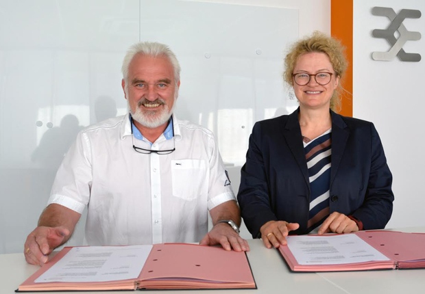 Gemeinsame Unterschrift zur Einigung: Robert Chwalek (Betriebsratsvorsitzender Weidmüller), Elke Eckstein (Vorstand Operations Weidmüller) (Foto: Weidmüller Gruppe)