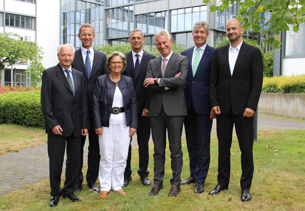 Klaus Eisert, Prof. Günther Schuh, Christine Eisert, Dr. Frank Eisert, Ralph Heuwing, Oliver Hoffmeister (von links. Es fehlt Prof. Helge Hohage) (Foto: Phoenix Contact GmbH & Co. KG)