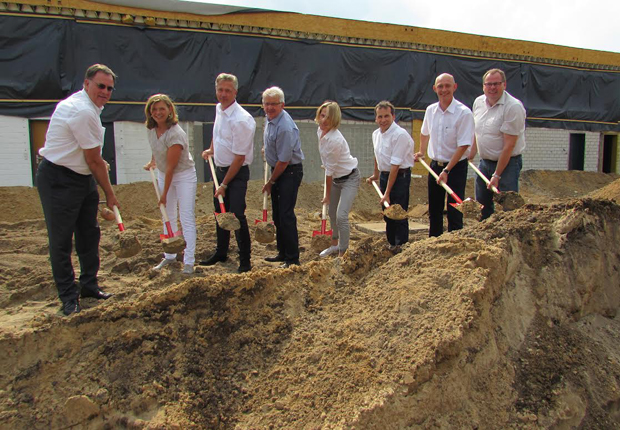 Freude über die anstehende Unternehmenserweiterung bei Samtgemeindebürgermeister Bernhard Hummeldorf, Ruth und Antonius Kurze, Bürgermeister Georg Holtkötter, Stephanie Löning, Jürgen Schwegmann (beide Architekten B-Werk), Betriebsleiter Manfred Hüsing und Erster Samtgemeinderat (v.l.). (Foto: Stadtgemeinde Spelle)