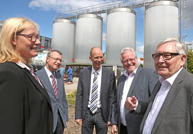 Einen interessanten Unternehmensbesuch erlebten (2. Von links und folgend) der Erste Stadtrat von Bramsche, Ulrich Willems, Landrat Dr. Michael Lübbersmann und der Wirtschaftsförderer des Landkreises Osnabrück, Siegfried Averhage, bei der Indulor-Gruppe in Bramsche. Firmengründer Erwin Fengler und Geschäftsführerin Kirsten Steinhaus (links) berichteten unter anderem vom neuen Werk in den USA, das kurz vor der Inbetriebnahme steht. (Foto: WIGOS)