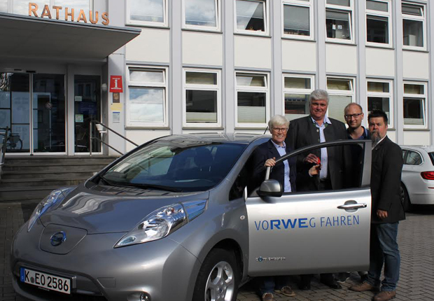 Freuen sich auf die vierwöchige Testphase in Büren: v.l. Marita Krause, allgemeine Vertreterin des Bürgermeisters, Uwe Varlemann, Kommunalbetreuer RWE, Manuel Krenz, Abteilungsleiter „Bürgerdienste“ sowie Jan Hüttner, Wirtschaftsförderer Stadt Büren (Foto: Stadt Büren)