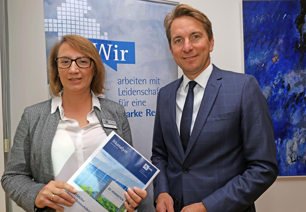 Stellten den Gewerblichen Immobilienmarktbericht 2016 vor: IHK-Hauptgeschäftsführer Marco Graf und IHK-Dienstleistungsreferentin Magdalena Knappik (Foto: IHK)