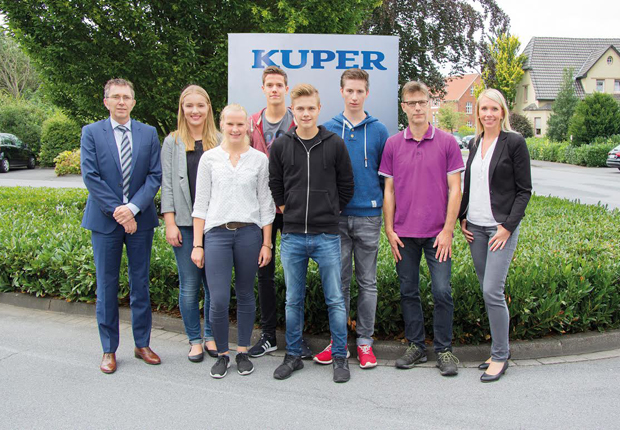 (V.l.) Dr. Ing. Jürgen Kürlemann (Geschäftsführer), Michelle Büser (Industriekauffrau), Lareen Joachim (Industriekauffrau), Niklas Ottemeier (Feinwerkmechaniker), Niklas Güniker (Feinwerkmechaniker), Jérôme Lejeune (Elektroniker), Walter Pepping (Ausbilder gewerbliche Berufe), Caroline Gundlach (kaufmännische Ausbilderin) (Foto: KUPER)