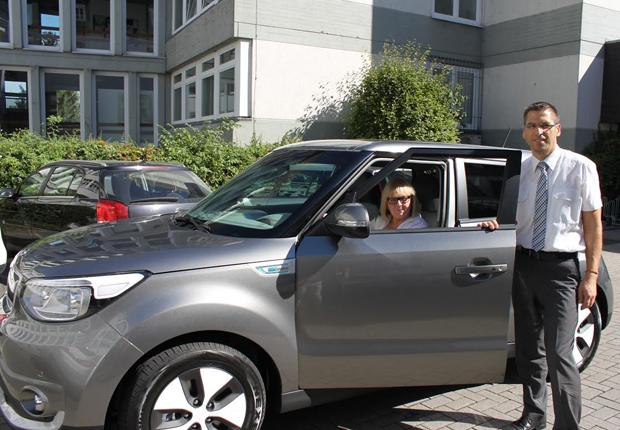 Freuen sich über das neue Elektroauto für die Stadt Büren: Brunhilde Franke, stellvertretende Abteilungsleiterin Stadt Büren sowie Bürgermeister Burkhard Schwuchow (Foto: Stadt Büren)