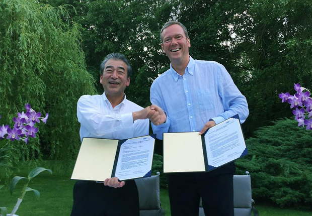 HIROSE-Präsident Kazunori Ishii (links) und Vorstandsvorsitzender Philip Harting freuen sich auf die künftige Zusammenarbeit. (Foto: HARTING)