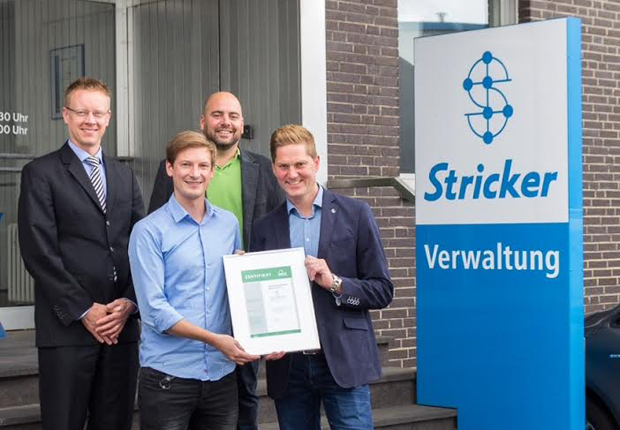 v.l. Über die Zertifikatsübergabe im Hause Stricker freuen sich Wolfgang Stricker, Marcel Stüer (Projektleiter Gewerbekunden Bode), Christian Bode und Daniel Arnsmann (Einkaufsleiter Stricker) (Foto: Stricker)