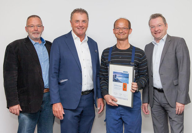 v.l.n.r. Produktionsleiter Ingo Barth, Vorstandsvorsitzender Helmut Dennig, Jubilar Andreas Neumann (mit Urkunde) und Vorstandsmitglied Benedikt Boucke. (Foto: DENIOS AG)