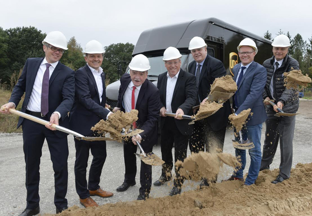 UPS und Alpha Industrial setzen den Spaten in Bielefeld (v.l.n.r.) Bernd Jungholt, (Technischer Direktor Alpha Industrial), Georg Starck (Geschäftsführer Alpha Industrial) Michael Groschek (NRW-Verkehrsminister) und Pit Clausen (Oberbürgermeister der Stadt Bielefeld), Frank Sportolari (UPS Generalbevollmächtigter), l), Lars Nockemann (Bezirksbürgermeister Sennestadt), Jens Koch (Betriebsratsvorsitzender UPS Herford). (Foto: Alpha Industrial)