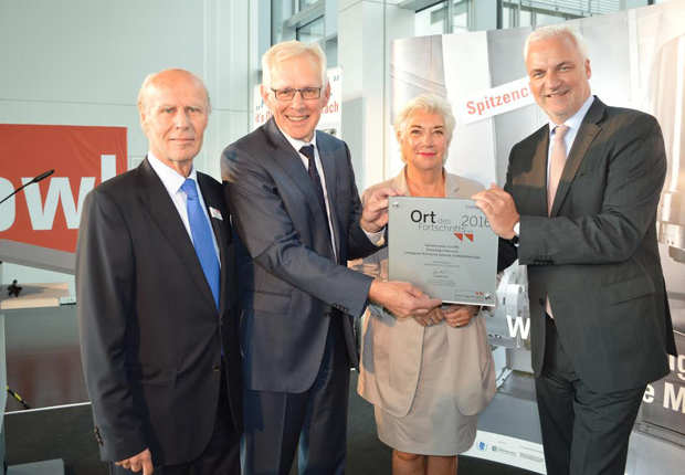 NRW-Wirtschaftsminister Garrelt Duin (4.v.l.), Handwerkskammer-Präsidentin Lena Strothmann, Prof. Dr.-Ing. Jürgen Gausemeier, Vorsitzender Clusterboard it's OWL (2.v.l.), und Herbert Sommer, Vorsitzender der Gesellschafterversammlung OstWestfalenLippe GmbH (1.v.l.), beim Parlamentarischen Abend von it's OWL und OstWestfalenLippe GmbH. (Foto: OstWestfalenLippe GmbH)