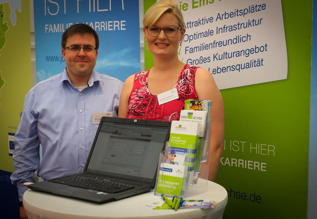 Jens Stagnet und Sabrina Schmidt von der Ems-Achse sind regelmäßig auf Messen unterwegs, um über die Region zu informieren. (Foto: Ems-Achse)