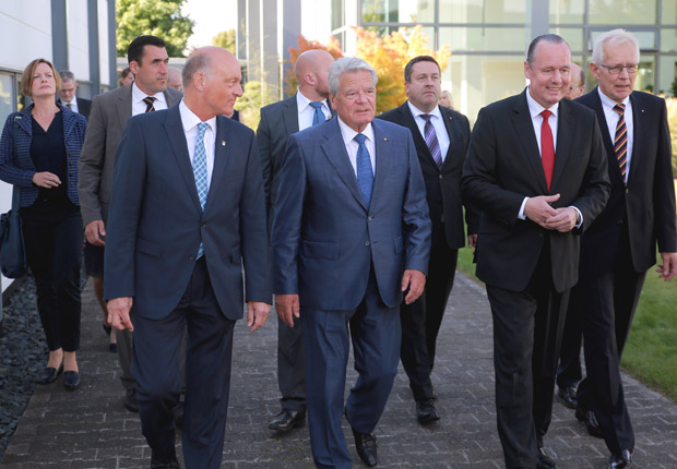 Auf dem Weg zu intelligenten Produktionsanlagen bei Phoenix Contact (v.l.): Klaus Geise (Bürgermeister der Stadt Blomberg), Bundespräsident Joachim Gauck, Dr. Axel Lehmann (Landrat des Kreises Lippe), Frank Stührenberg (Vorsitzender der Geschäftsführung Phoenix Contact). (Foto: Adamski)