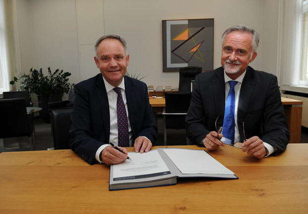 Prof. Dr. Rainer Schwarz (l.) und Osnabrücks Oberbürgermeister Wolfgang Griesert (r.) anlässlich der Vertragsunterzeichnung. (Foto: FMO Flughafen Münster/Osnabrück)