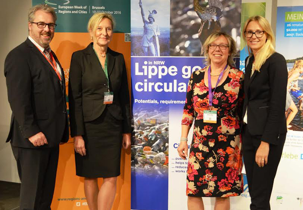 Stellen innovative Ideen aus Lippe zur nachhaltigen Kreislaufwirtschaft bei der EU in Brüssel vor (von links): Dr. Thomas Wolf-Hegerbekermeier (Leiter Recht, Kreis Lippe), Dr. Ute Röder (Fachbereichsleiterin Umwelt, Kreis Lippe), Birgit Essling (Leiterin EU-Büro Brüssel, Kreis Lippe) und die tschechische Moderatorin der Veranstaltung Alena Mastantuono (Foto: Joachim Stäbler)