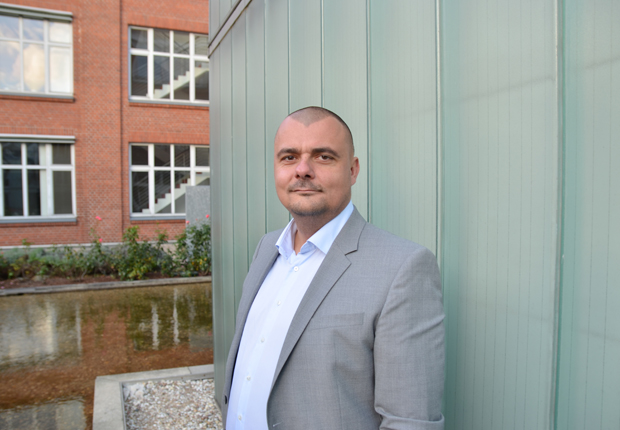 André Mattick, Geschäftsführer der Aletheia Personalservice GmbH, vor dem neuen Büro in Bielefeld. (Foto: Aletheia)