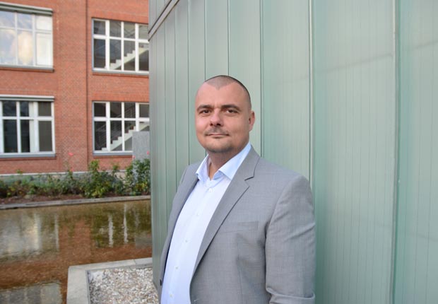 André Mattick, Geschäftsführer der Aletheia Personalservice GmbH, vor dem neuen Büro in Bielefeld. (Foto: Aletheia)