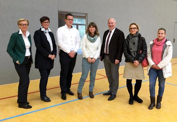 (v.l.:) Angelika Hinsenhofen ( LR Facility Services Geschäftsführung), Jutta Hahler ( LR Facility Services Mitglied der Geschäftsleitung), Christian Hinsenhofen ( LR Facility Services Geschäftsführung), Elke Oelmann ( Bürgermeisterin Flecken Barnstorf), Jürgen Lübbers (Samtgemeindebürgermeister Barnstorf), Anne Bergmann (Samtgemeinde Barnstorf), Saskia May (Samtgemeinde Barnstorf) (Foto: LR Facility Services)