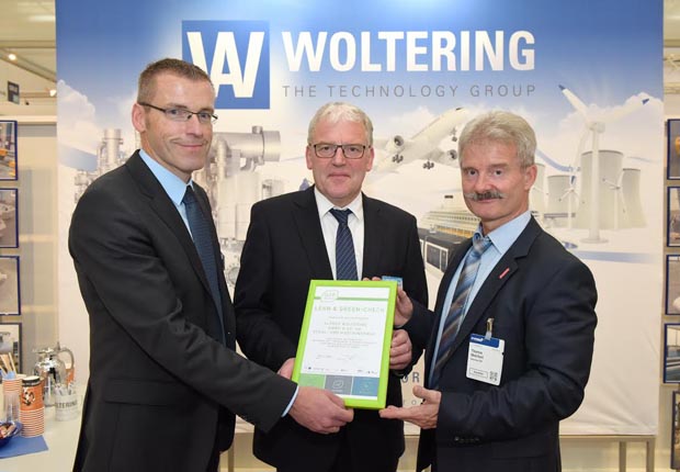 Urkundenübergabe im Rahmen der FMB-Messebeteiligung: Thomas Melchert, Handwerkskammer Münster (rechts), überreichte Alfred Woltering (Mitte) und Ralf Hesping die Urkunde zur erfolgreichen Teilnahme am Lean & Green-Check vom Netzwerk GEP. (Foto: A. Woltering GmbH)