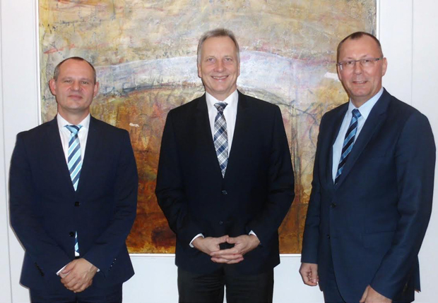 Jens Gewinnus, Referatsleiter Körperschaftsteuer, Gewerbesteuer, Einkommensteuer beim Deutschen Industrie- und Handelskammertag in Berlin, Jürgen König, Referent im Niedersächsischen Finanzministerium in Hannover, und Matthias Hopster, Ausschussvorsitzender und Geschäftsführer der Gehring & Kollegen GmbH Wirtschaftsprüfungsgesellschaft in Lingen (Ems). (Foto: IHK Osnabrück)