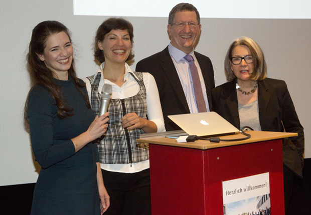 Die Referentinnen Jelena Löckner und Rebecca Hagelmoser von NarraTool sowie die Gastgeber des KompetenzNetzwerkes, Wilhelm Heidbrede, 1. Vorsitzender, und Karin Friedrich-Wellmann, 2. Vorsitzende, v.l.n.r. (Foto: KompetenzNetz e.V.)