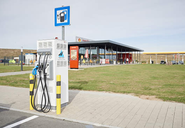 An der Autobahnraststätte Aurach Süd finden E-Autofahrer bereits eine Schnellladesäule von innogy. (Foto: innogy SE)