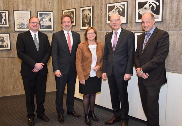 v. l. n. r. Marcus Egelkamp (Geschäftsführer Zweckverband KAAW), Hans-Georg Althoff (Erster Beigeordneter Stadt Ahaus), Cornelia Ebert (Erste Beigeordnete Stadt Ibbenbüren und Verbandsvorsteherin Zweckverband KAAW), Wolfgang Beckermann (Erster Beigeordneter Stadt Greven), Norbert Nießing (Erster Beigeordneter Stadt Borken) (Foto: Pressestelle der Stadt Greven)