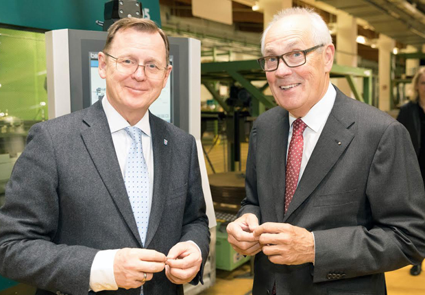 Bodo Ramelow und Wolfgang Hohorst in der Fertigung im Werk Sondershausen. (Foto: WAGO)