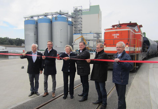 Gemeinsame Freude über die neue Zuganbindung des Hafens Spelle-Venhaus: Dr. Franz Cordesmeyer, Geschäftsführer Stefan Sändker (Hafen Spelle-Venhaus GmbH), Anne Cordesmeyer, Samtgemeindebürgermeister Bernhard Hummeldorf, Ulrich Mangold (Regionalverkehr Münsterland) und Bürgermeister Georg Holtkötter (von links). (Foto: Samtgemeinde Spelle)