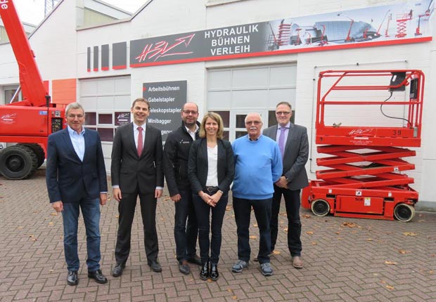 Das Unternehmen „Hydraulik-Bühnen-Verleih“ ist seit Kurzem mit einer Außenstelle in Lingen vertreten. Ortsbürgermeister Werner Hartke (links), Lingens Erster Stadtrat Stefan Altmeppen (2.v.l.) und Wirtschaftsförderer Ludger Tieke (rechts) gratulierten dem Ehepaar Christiane und Frank Sommer sowie Karl-Heinz Potocnik (2.v.r.) zur neuen Dependance. (Foto: Stadt Lingen)