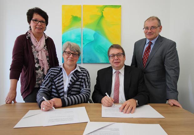 Unterzeichneten Kooperationsvertrag: (v.l.n.r.) Koordinatorin Ute Toepelt und Rektorin Ursula König von der Sekundarschule Blomberg sowie Bildungsleiter Hermann Trompeter und Koordinator Martin Heringlake von Phoenix Contact (Foto: Phoenix Contact)