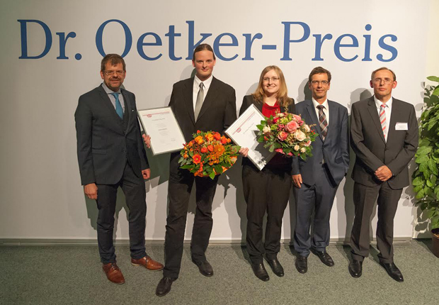 v.l.n.r. Prof. Dr.-Ing. Ulrich Müller (Hochschule Ostwestfalen-Lippe), Master-Preisträger Christian Merck, Bachelor-Preisträgerin Saskia Wucher, Prof. Dr. Thomas Gassenmeier (Hochschule Ostwestfalen-Lippe), Dr. Konrad Hörstmann-Jungemann (Dr. Oetker). (Foto: Dr. Oetker)