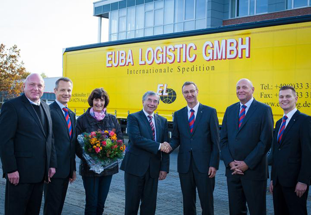 v.l: Ronald Garkisch, Geschäftsführer Euba Logistics GmbH, Frank Reppenhagen, Leiter Vertrieb Deutschland & Region Westeuropa Schmitz Cargobull AG, Christine Euba, Prof. Dr. Anton Euba, Eigentümer Euba Logistics GmbH, Andreas Klein, Vorstand Schmitz Cargobull AG, Frank Seeling, Leiter Vertrieb Region Deutschland Ost, Schmitz Cargobull AG, Benjamin Broederdoerp, Vertrieb Nord-Ost, Schmitz Cargobull AG (Foto: Schmitz Cargobull AG)