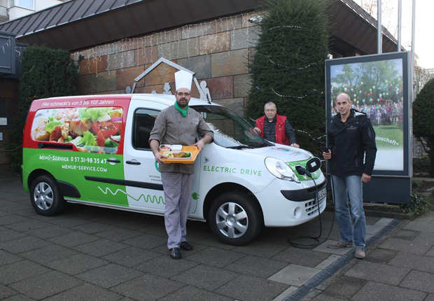 Michael Saaksmeier (Fahrer), Stefan Piepenstock (Leiter Technischer Dienst) und Axel Bunzel (Küchenchef) (Foto: Menüdienst Bethel Bad Oeynhausen)