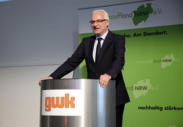 NRW-Wirtschaftsminister Garrelt Duin würdigte in seinem Plädoyer die Schlüsselrolle der nordrhein-westfälischen Kunststoffindustrie. (Foto: kunststoffland NRW/gwk)