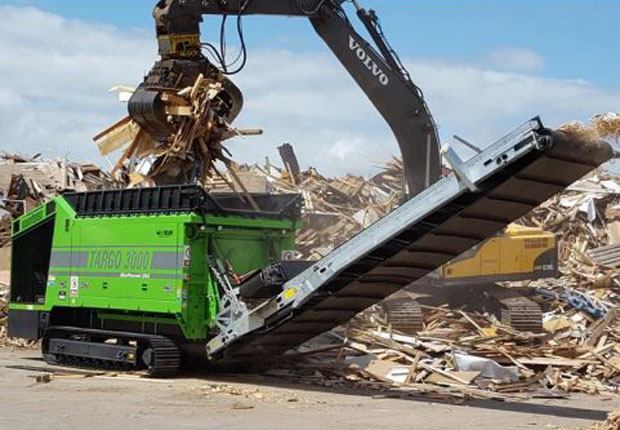 Zerkleinerung von Altholz während der europaweiten Vorführtour. (Foto: Neuenhauser Maschinenbau GmbH)