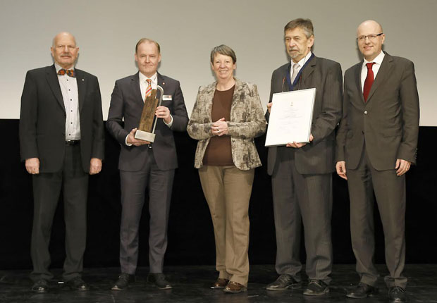 Bei der Preisverleihung, von links: BAKA-Vorstandsvorsitzender Ulrich Zink, Carsten Beier, Geschäftsführer der quick-mix Gruppe GmbH & Co. KG und Vorstand Marketing und Vertrieb der Sievert AG, Dr. Barbara Hendricks, Bundesministerin für  Umwelt, Naturschutz, Bau und Reaktorsicherheit, Johann Balau, Leiter Forschung und Entwicklung für den Fachbereich Putzsysteme bei der quick-mix Gruppe, sowie Dr. Reinhardt Pfeiffer, stellvertretender Vorsitzender der Geschäftsführung der Messe München GmbH. (Foto: Schwenk Putztechnik)