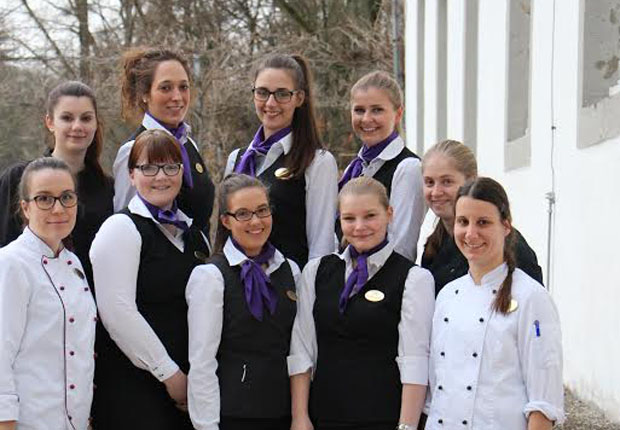 Freuen sich auf ihren großen Tag (von links): Tanja Matuschke, Debra Lipsewers, Isabelle Griese und Malin Fischer (oben) sowie Julia Althoff, Verena Jansen, Lorena Schäfers, Nicki-Marie Raschke, Vera Jeuken und Pia Held (unten) sind Auszubildende im Gräflichen Park. (Foto: Unternehmensgruppe Graf von Oeynhausen-Sierstorpff)