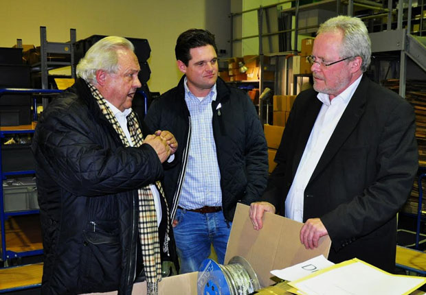 Unternehmensbesuch bei der RST Rabe-System- Technik und Vertriebs-GmbH in Wallenhorst (von links): Der geschäftsführende Gesellschafter Jan Christoph Rabe, Unternehmensgründer Wolfgang Rabe sowie der Wirtschaftsförderer des Landkreises Osnabrück, Siegfried Averhage. (Foto: WIGOS / Kimberly Lübbersmann)