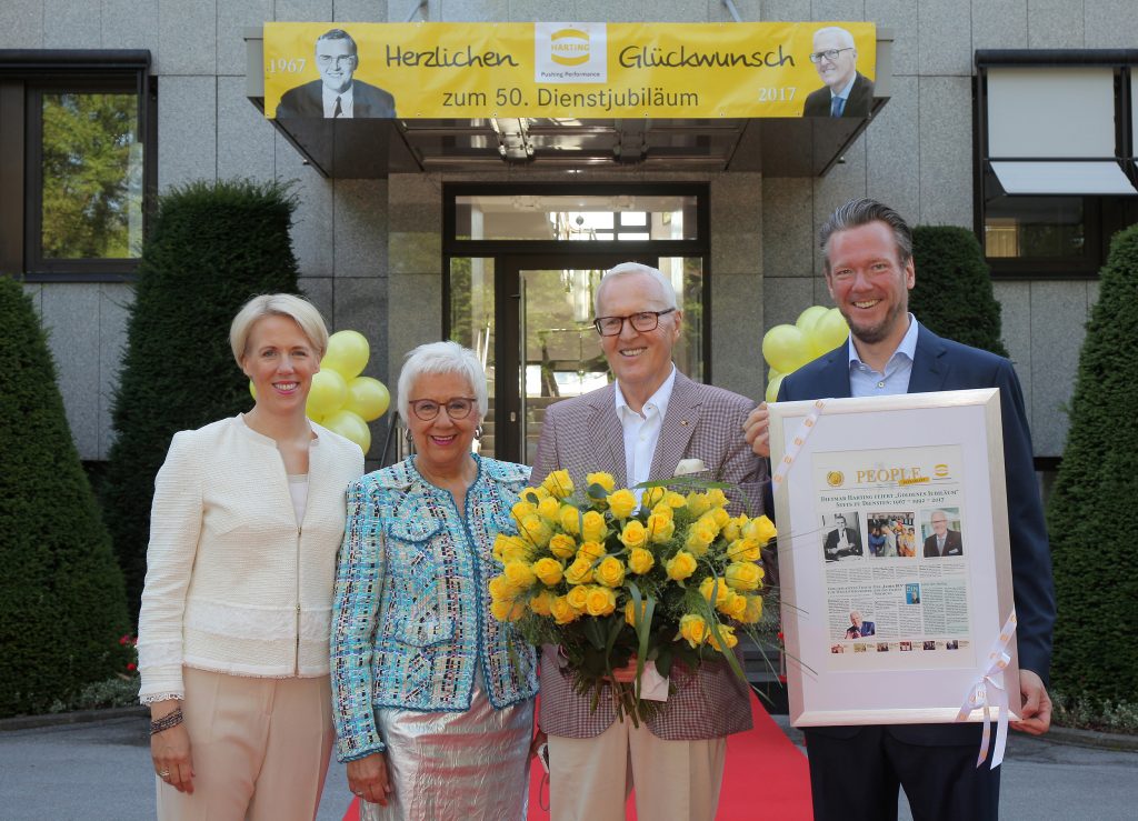 Dietmar Harting (Mitte) wurde zu seinem besonderen Dienstjubiläum auf dem Firmengelände überrascht, seine Frau Margrit (2. v.l.) und seine Kinder Maresa (l.) und Philip (r.) freuten sich mit ihm. (Foto: Harting)