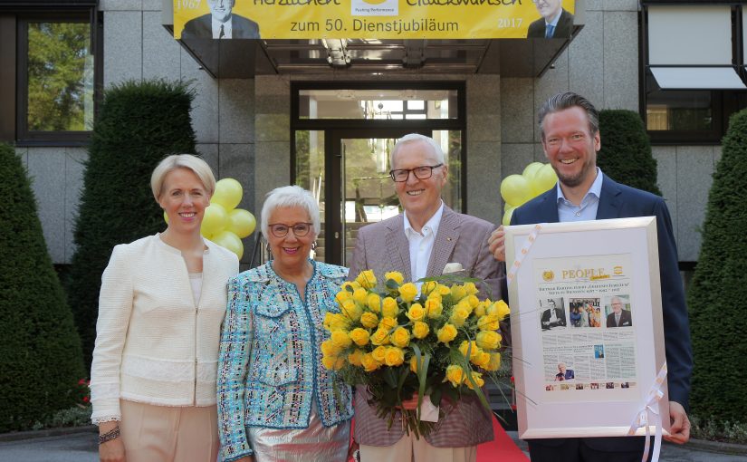 Dietmar Harting (Mitte) wurde zu seinem besonderen Dienstjubiläum auf dem Firmengelände überrascht, seine Frau Margrit (2. v.l.) und seine Kinder Maresa (l.) und Philip (r.) freuten sich mit ihm. (Foto: Harting)