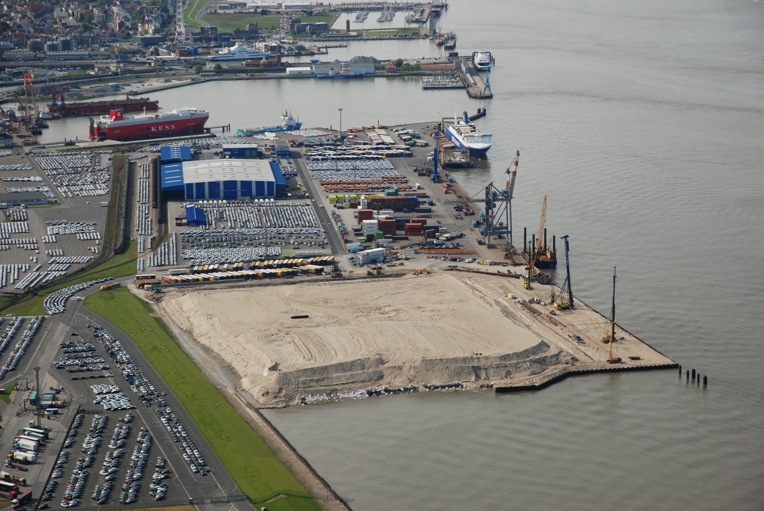 Luftbild der Baustelle des Liegeplatz 4 auf dem Gelände der Cuxport GmbH (Foto: Cuxport GmbH)