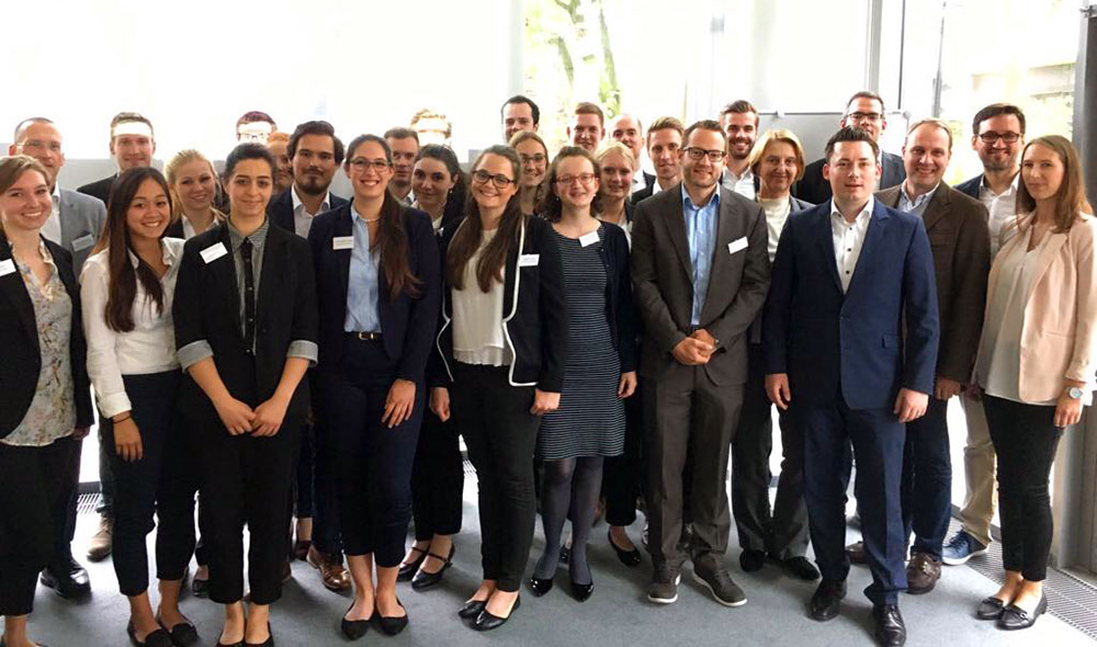 Studenten der Uni Paderborn erarbeiten mit Arvato Systems Risikostrategien (Foto: UPB/arvato)