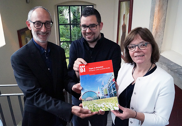 Der neue Guide Tagen in Bielefeld in den Händen von Bielefeld Marketing. (Foto: Bielefeld Marketing)