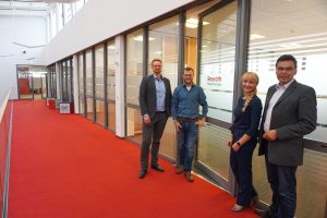 Forschungspartner (v.l.n.r.): Sergej Bergen und Dr. Lukas Galla (beide Bosch Rexroth) mit Sybille Hilker (CIIT-Geschäftsleitung) und Prof. Jürgen Jasperneite (Vorstandsvorsitzender der CIIT-Gesellschaft) vor den Büroräumen im CIIT(Foto: CIIT)