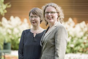 Gisela Eickhoff und Ulrike Upmeyer von HARTING(v.l.) freuen sich über die CSR-Auszeichnung (Foto: EcoVadis)