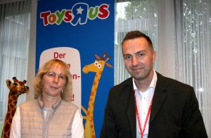Spielend einfach ins Gespräch gekommen: Hildegard Grimm-Hett trifft auf ihrer Suche nach einer neu-en beruflichen Herausforderung im Einzelhandel auf Marktleiter Stephan Schulwitz (Foto: C. Apdarmani)