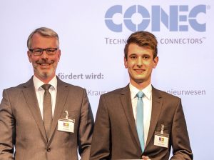 Gefördert von CONEC: Stipendiat Maximilian Krause (r), mit Geschäftsführer Sven Holtgrewe (Foto: Maranso Fotografie für die HSHL, Oliver Felchner)