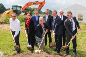 Mit dem ersten Spatenstich beginnt der Bau des neuen ILH-Forschungsgebäudes (Foto: Universität Paderborn)