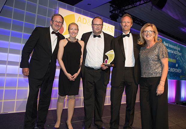 WELTEC BIOPOWER nimmt Auszeichung bei den ADBA Industry Awards entgegen.