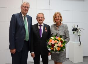 Regierungspräsident Prof. Dr. Reinhard Klenke mit Wolfgang und Beate Düsterberg (v.l.)(Foto: Bezirksregierung Münster)